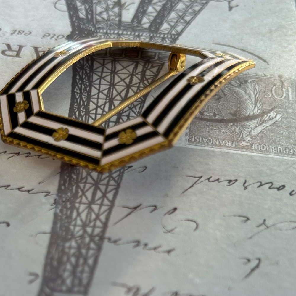 EXQUISITE ANTIQUE GUILLOCHE ON BRASS ENAMEL PIN - Picture 3 of 4